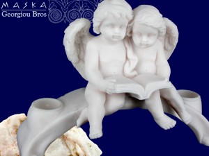 Para aniołków czytających książkę -alabaster grecki