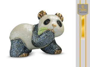 Panda z listkiem, ceramiczna figurka (DE ROSA)